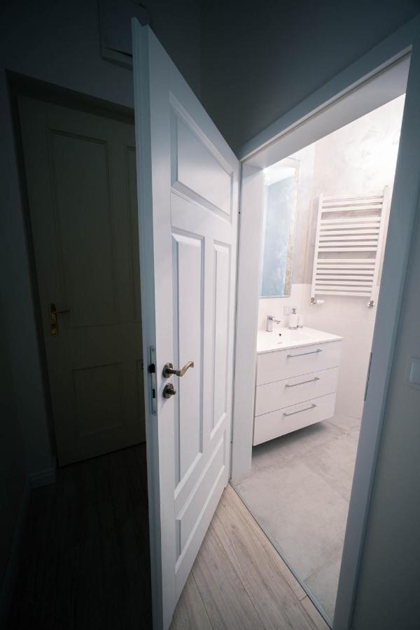 바르샤바 Apartament Grey Pearl Downtown 아파트 외부 사진